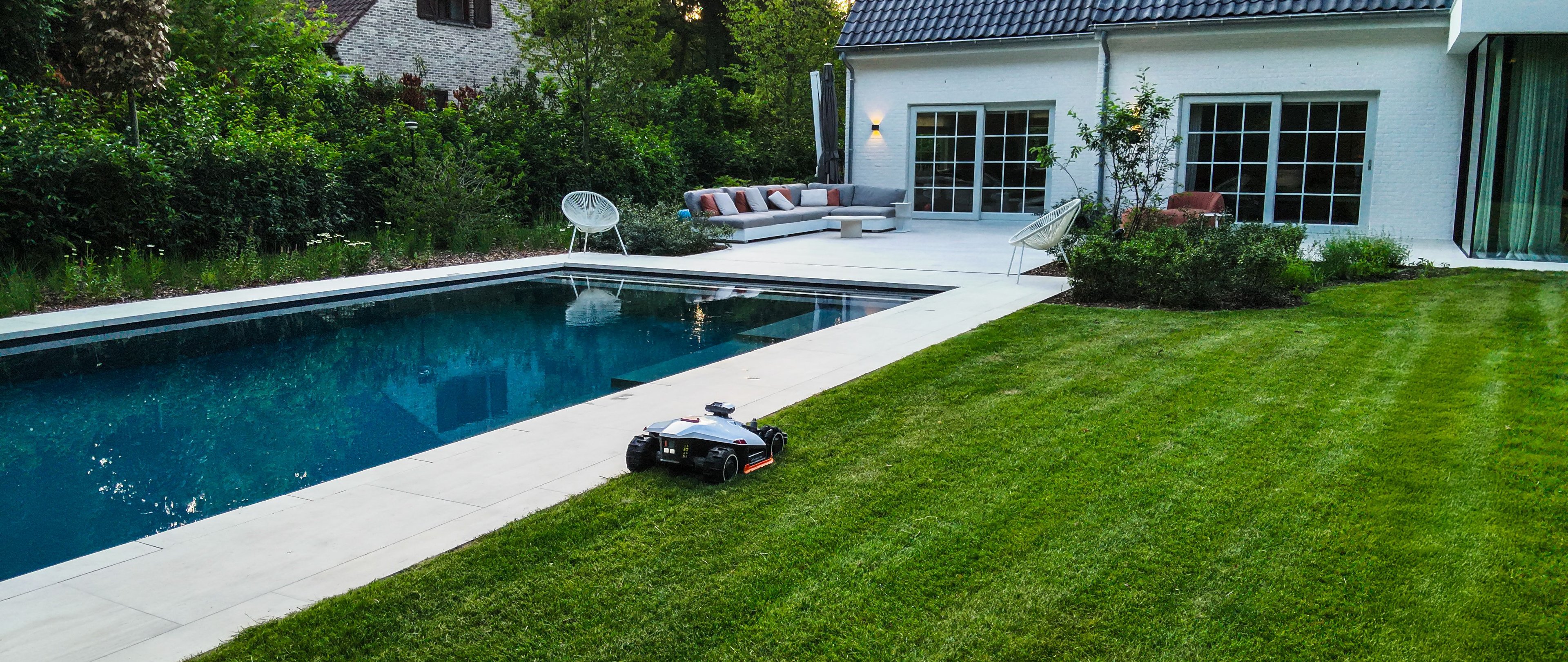 mammotion luba 2 awd robotmaaier maait gazon bij zwembad en witte villa