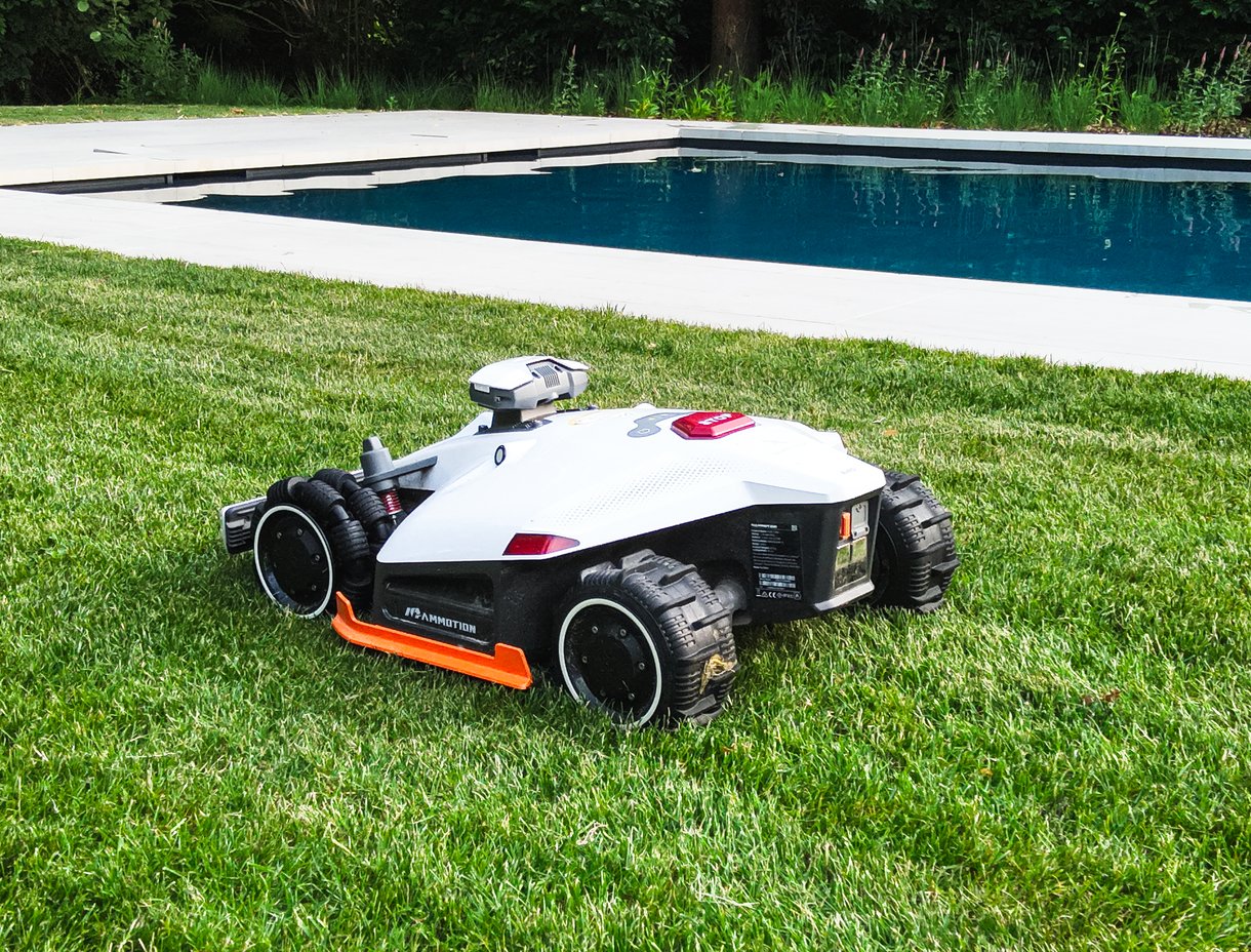 mammotion robotmaaier aan zwembad op gazon