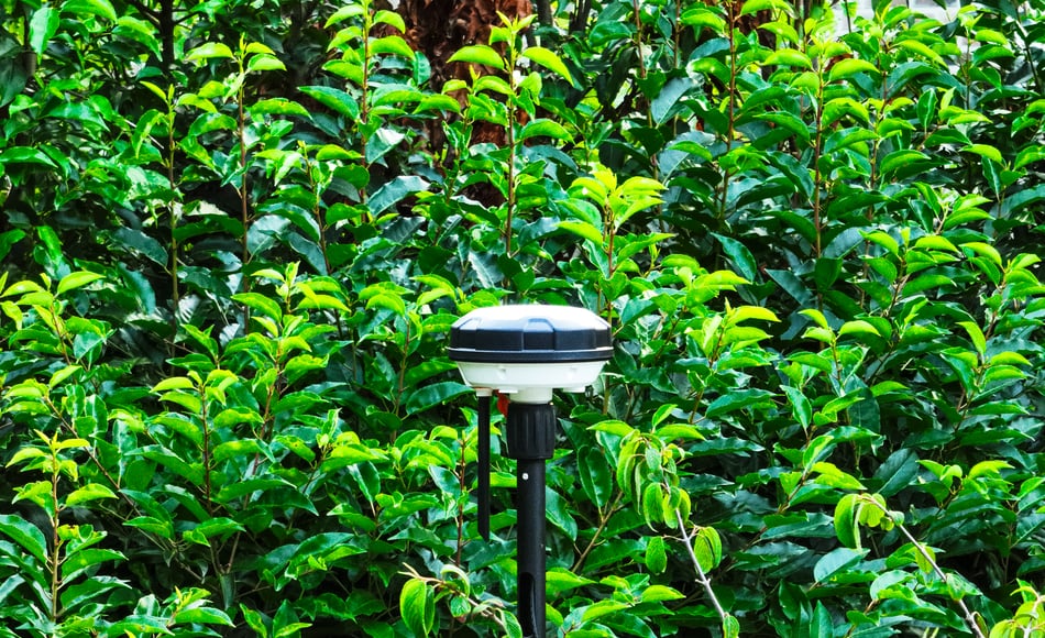rtk gps antenne in tuin voor precisienavigatie bij groene bladeren