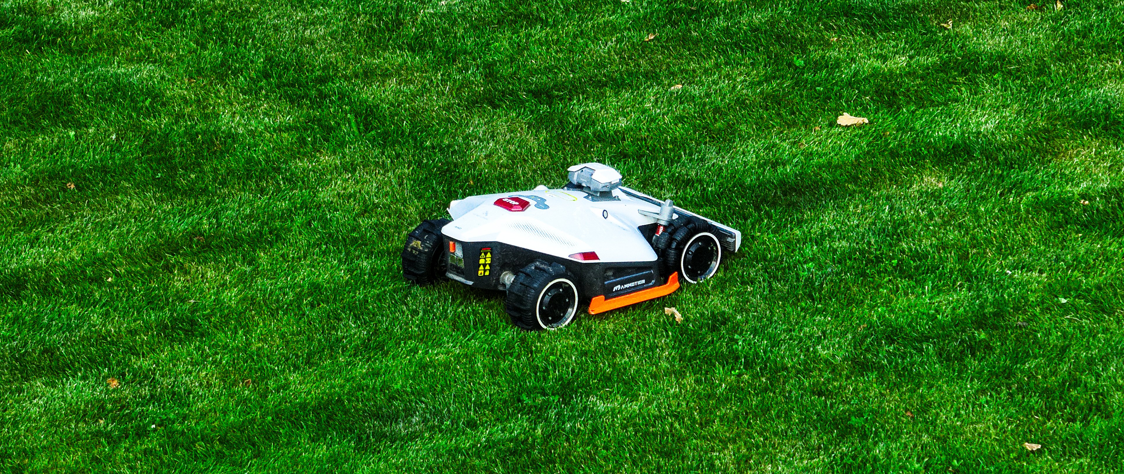 mammotion luba 2 awd robotmaaier rijdt over groot groen gazon