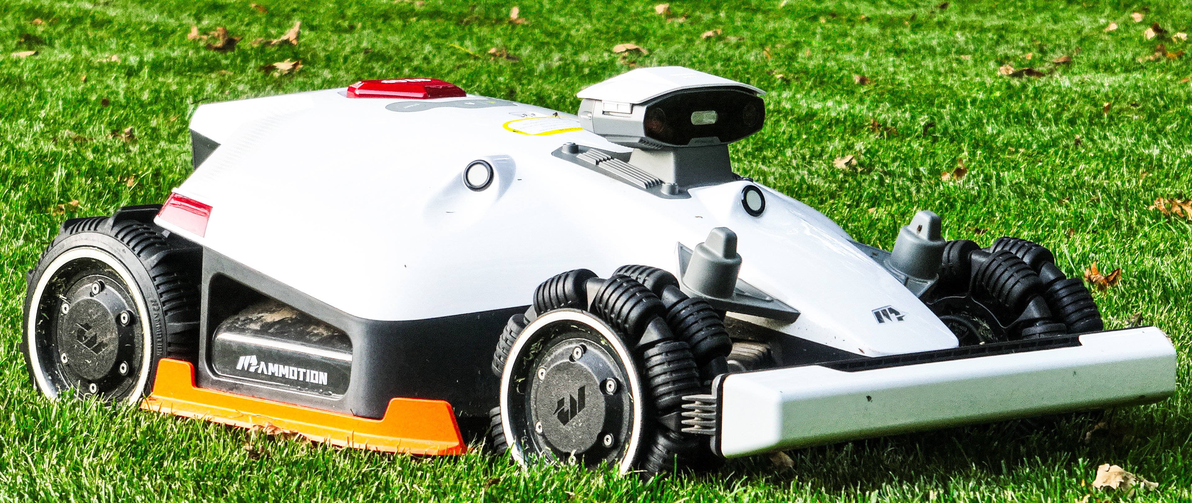 mammotion luba 2 awd robotmaaier op groen gazon vooraanzicht
